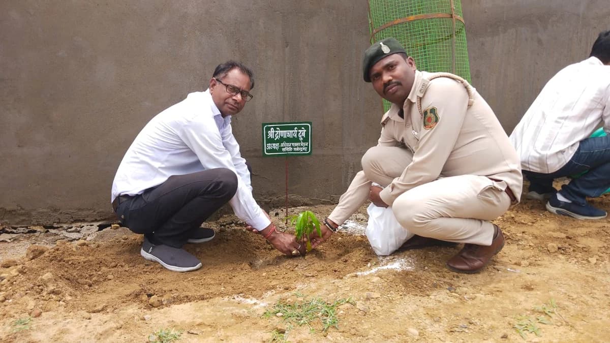 अधिमान्य पत्रकार नेतृत्व समिति ने एमसीबी से किया ‘हरित छत्तीसगढ़’ अभियान का आगाज, मेडिकल कॉलेज परिसर में रोपा चंदन का पौधा