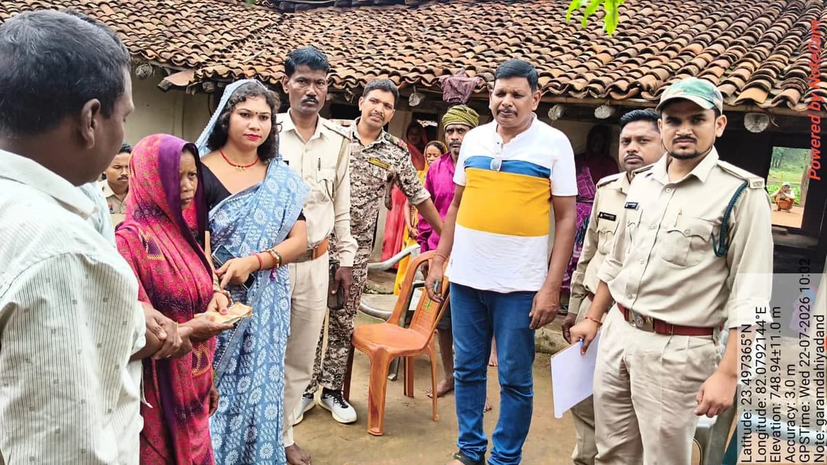 दहियाडांड के जंगल में भालू का जानलेवा हमला: बुजुर्ग की मौत, युवक गंभीर हालत में अंबिकापुर रेफर