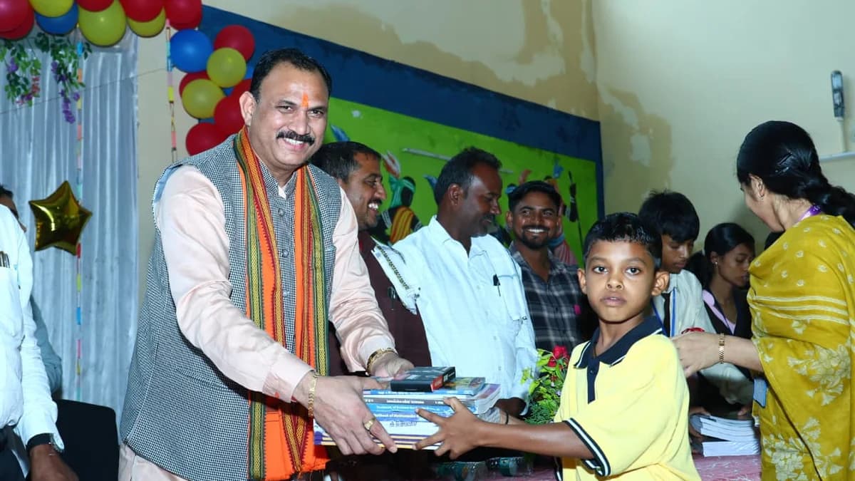 पीएम श्री एकलव्य आदर्श आवासीय विद्यालय में शाला प्रवेशोत्सव की धूम, स्वास्थ्य मंत्री श्याम बिहारी जायसवाल ने किया स्मार्ट क्लास का लोकार्पण