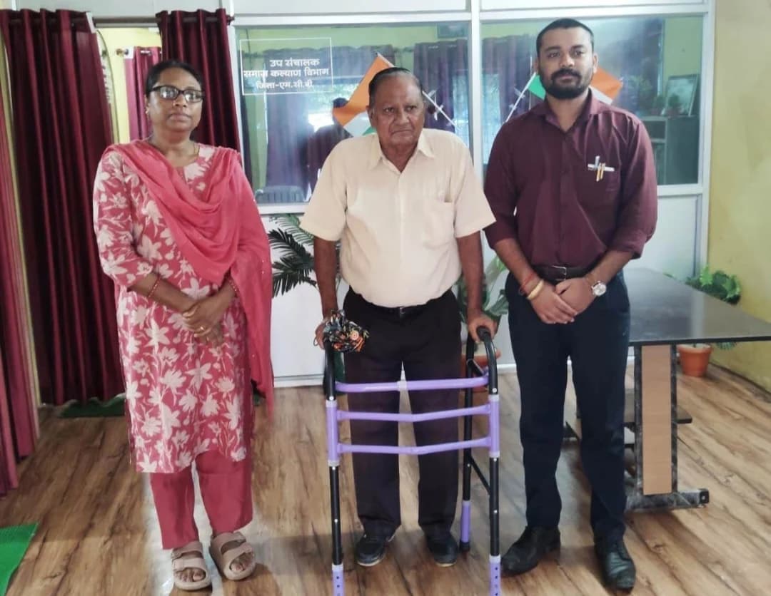 आवेदन के तुरंत बाद मिला वॉकर, समाज कल्याण विभाग की संवेदनशील पहल से मोहम्मद नजीर खान को मिली तत्काल राहत