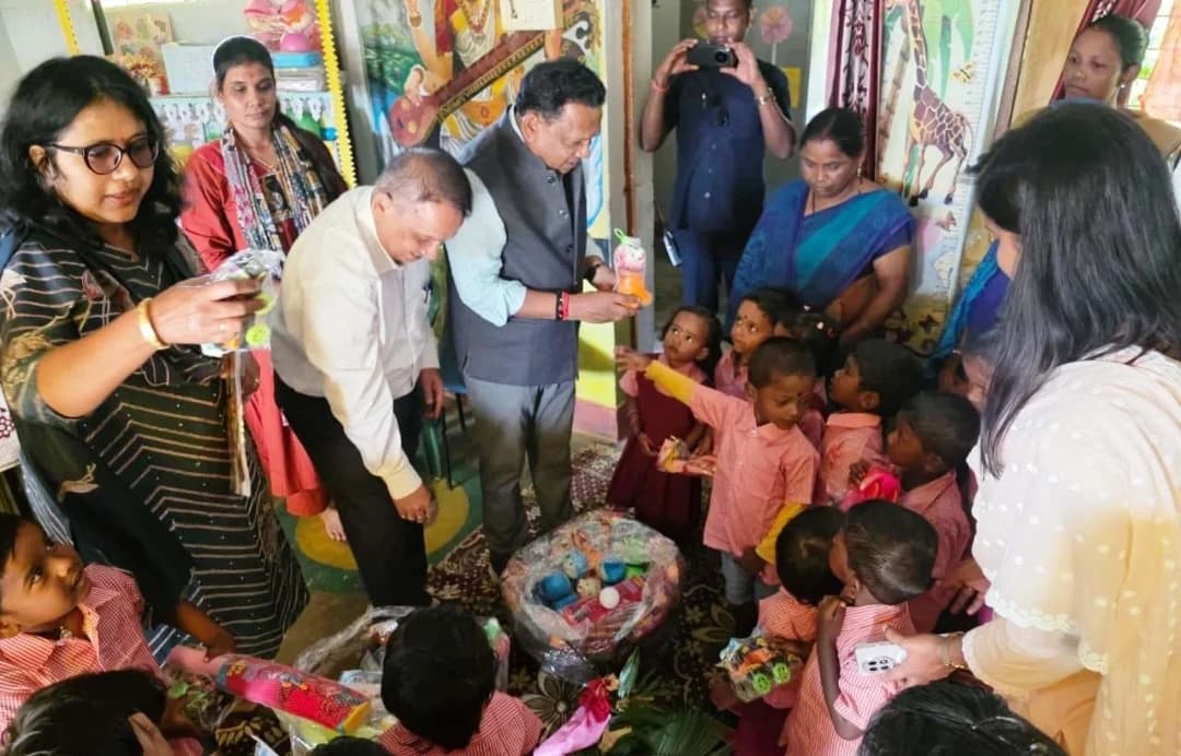 सेवा संकल्प अभियान: संभागायुक्त नरेंद्र दुग्गा ने आंगनबाड़ी के बच्चों को बांटे खिलौने, खेल-खेल में सीखने को मिलेगा बढ़ावा