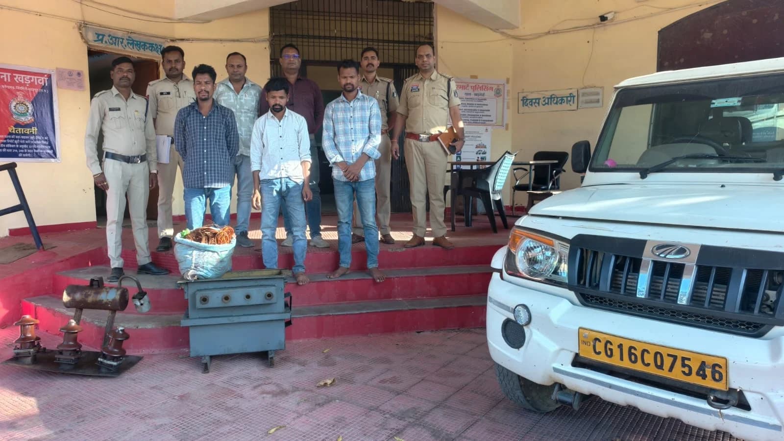 खड़गवां पुलिस की कार्रवाई: ट्रांसफार्मर चोरी का खुलासा, तीन आरोपी गिरफ्तार; पिकअप वाहन सहित ₹6.67 लाख का सामान  बरामद