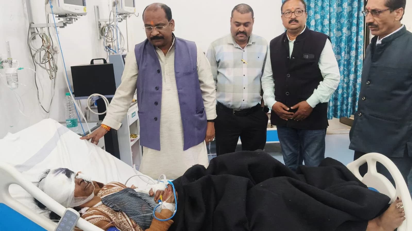 जमदुआरी घाट हादसा: घायलों से मिलने जिला अस्पताल पहुंचे पूर्व विधायक गुलाब कमरो, पीड़ितों के लिए मुआवजे की मांग