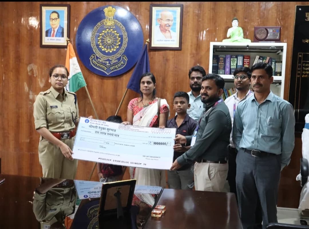 कर्तव्यनिष्ठ आरक्षक के परिवार को पुलिस विभाग का संबल, एसपी रत्ना सिंह ने सौंपा ₹10 लाख का चेक