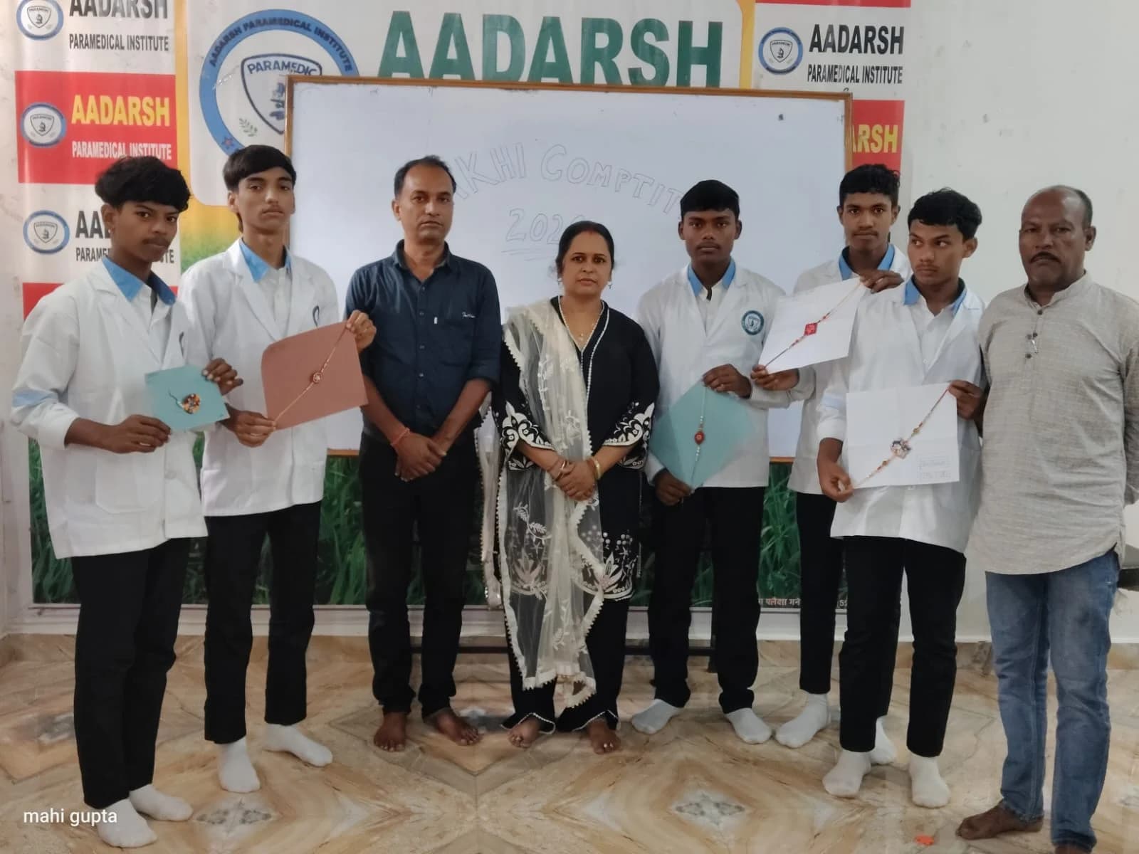 आदर्श ग्रुप ऑफ एजुकेशन में सजी रचनात्मकता की रंगीन दुनिया, विद्यार्थियों ने हुनर से गढ़ीं आकर्षक राखियां