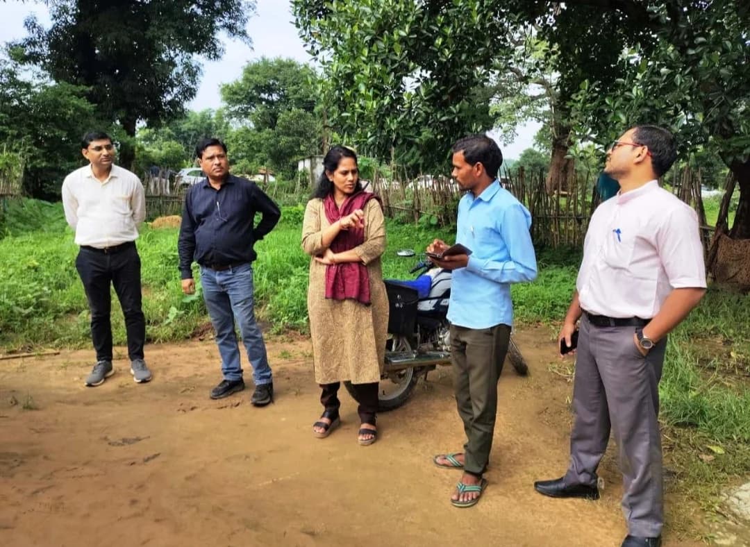 खेत से डिजिटल रिकॉर्ड तक: कलेक्टर ने परखी डिजिटल फसल सर्वेक्षण की जमीनी हकीकत