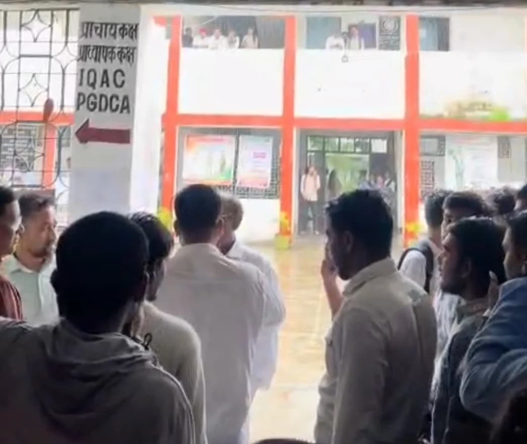 एलएलबी की 20 सीटों पर रोक के खिलाफ अभाविप का हल्लाबोल, मूसलाधार बारिश में 4 घंटे चला प्रदर्शन
