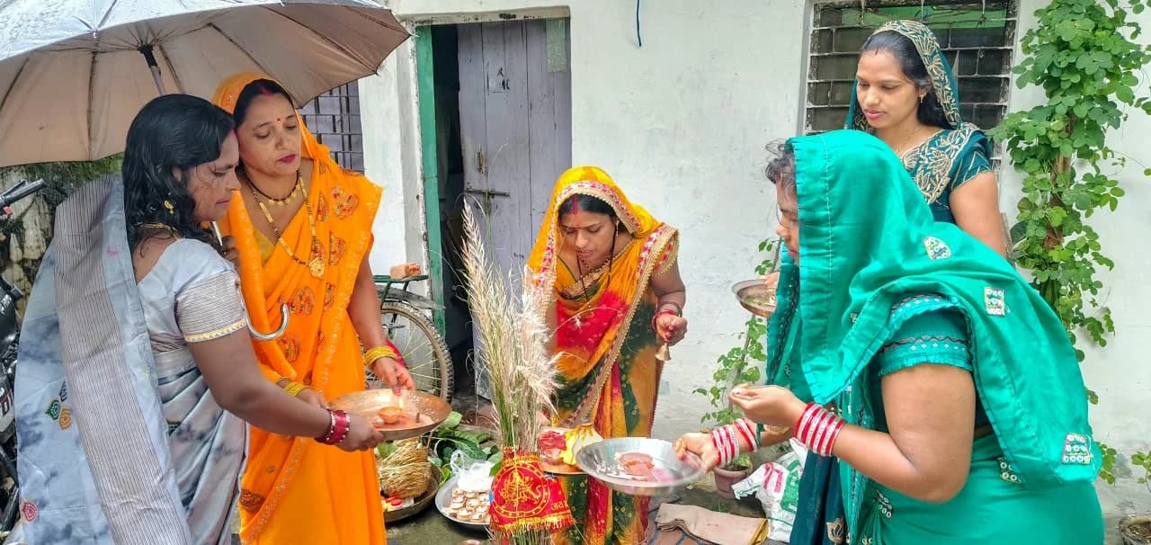 हरछठ पर गूंजे मंगलकामनाओं के स्वर, महिलाओं ने पूजा-अर्चना कर मांगी संतान की सुख-शांति और दीर्घायु