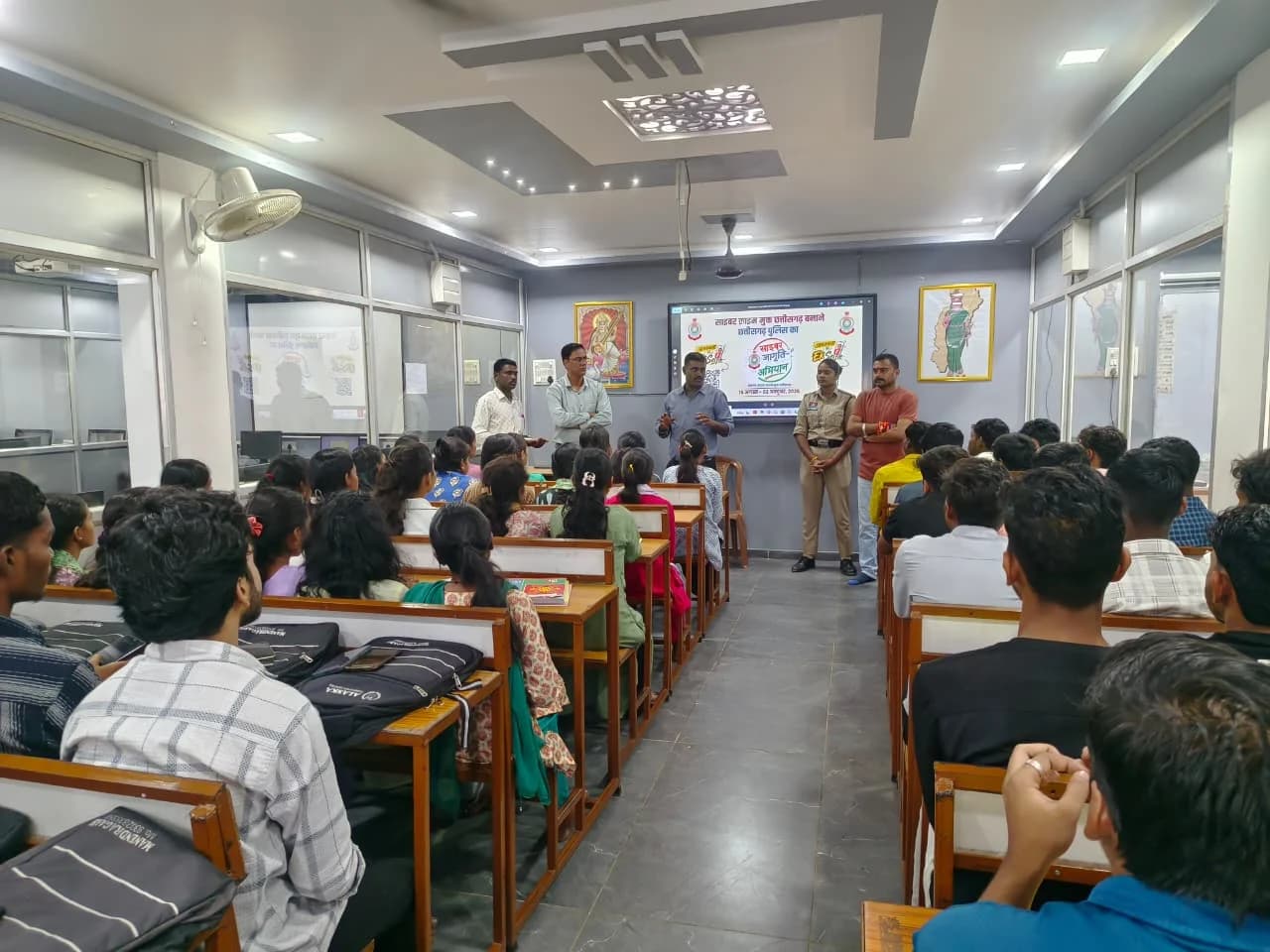 डिजिटल अरेस्ट से लेकर फर्जी कॉल तक… साइबर सेल ने अलास्का कंप्यूटर सेंटर के छात्रों को सिखाए बचाव के गुण