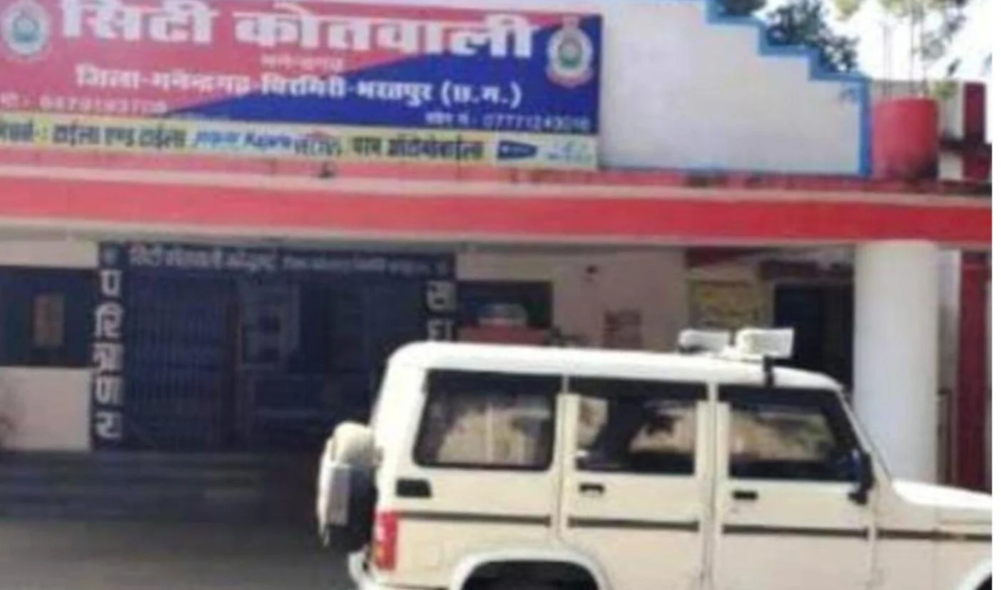 बिना नंबर की स्कूटी से अवैध अंग्रेजी शराब की तस्करी का पर्दाफाश, 105 पाव शराब के साथ युवक गिरफ्तार (1/2)
