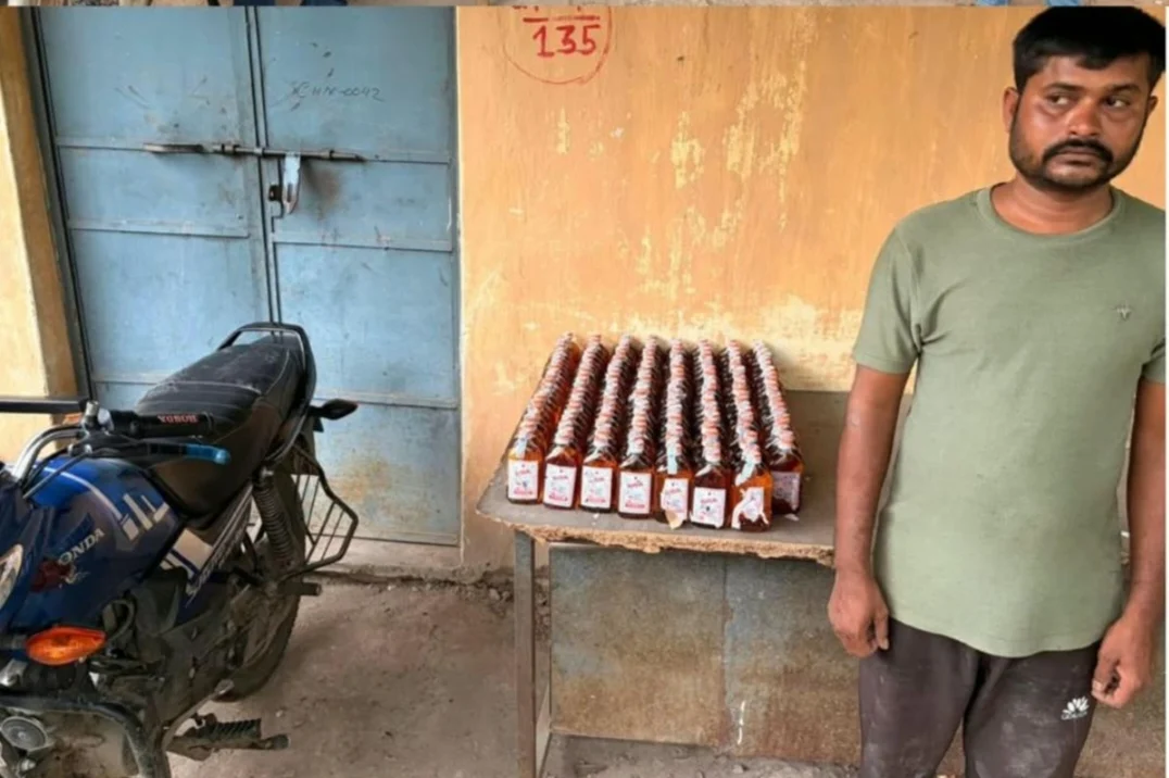 अवैध शराब के कारोबार पर साइबर सेल मनेन्द्रगढ़ की बड़ी कार्रवाई, 340 पाव गोवा व्हिस्की जब्त (1/2)