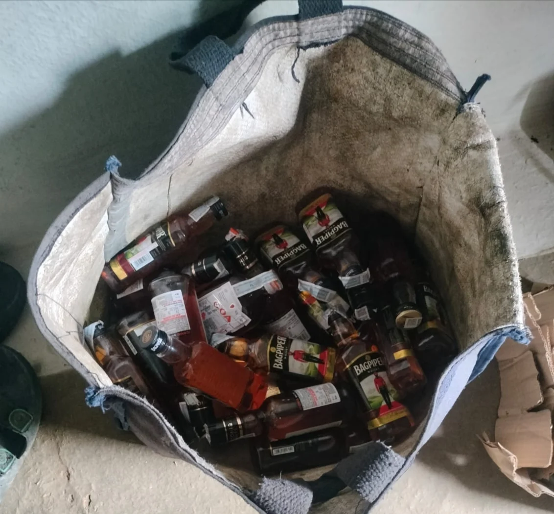 बचरापोंड़ी पुलिस का नशे के खिलाफ बड़ा एक्शन, 8.82 लीटर अवैध अंग्रेजी शराब जब्त (2)
