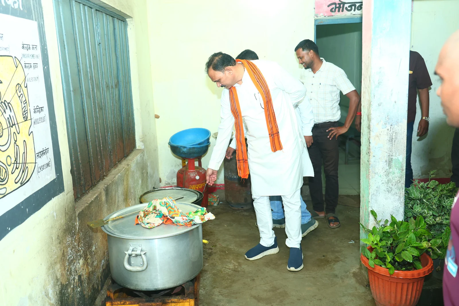 जरौंधा छात्रावास पहुंचे मंत्री श्याम बिहारी जायसवाल, विद्यार्थियों से लिया सुविधाओं का फीडबैक