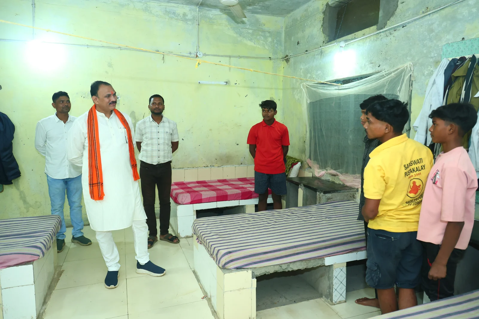 जरौंधा छात्रावास पहुंचे मंत्री श्याम बिहारी जायसवाल, विद्यार्थियों से लिया सुविधाओं का फीडबैक (2)