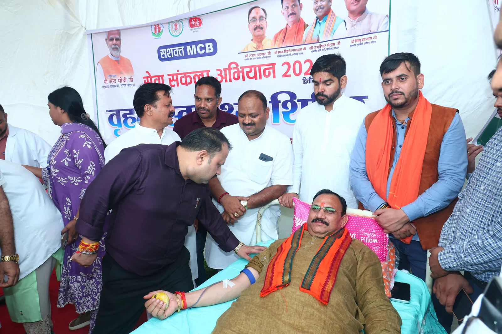 रक्तदान कर स्वास्थ्य मंत्री श्याम बिहारी जायसवाल ने दिया सेवा का संदेश (2)