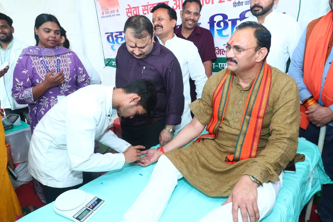रक्तदान कर स्वास्थ्य मंत्री श्याम बिहारी जायसवाल ने दिया सेवा का संदेश (2)