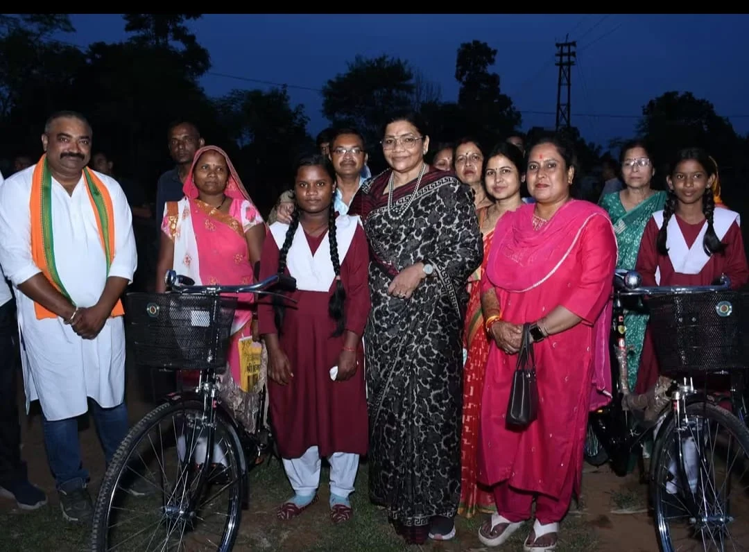 साइकिल मिली तो खिले छात्राओं के चेहरे, रेणुका सिंह ने बांटी निःशुल्क साइकिलें