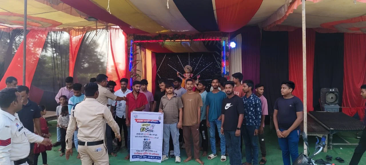 देवादांड के गणेश पंडाल में पहुंची खड़गवां पुलिस, साइबर ठगी से बचाव के बताए तरीके (2)