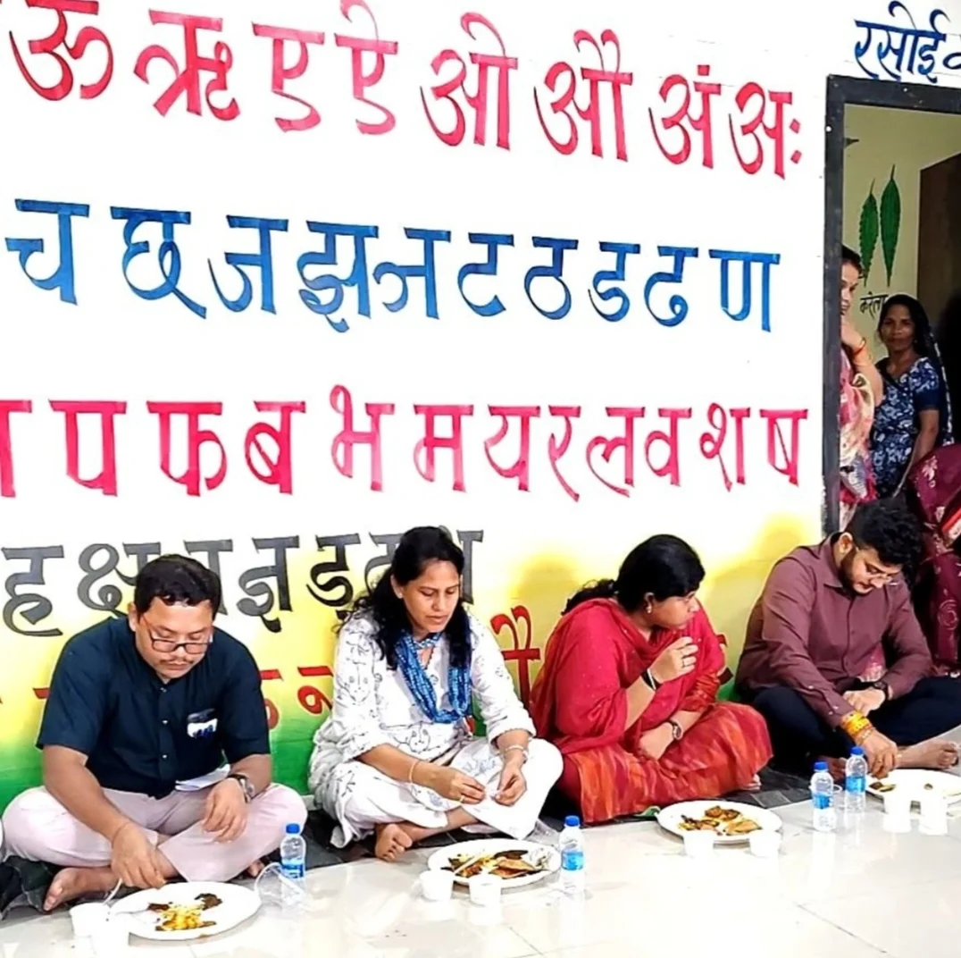 नन्हे-मुन्नों संग जनप्रतिनिधियों ने बांटी खुशियां, मट्टा के आंगनबाड़ी केंद्र में स्नेह से सजा ‘न्योता भोज’ (2)