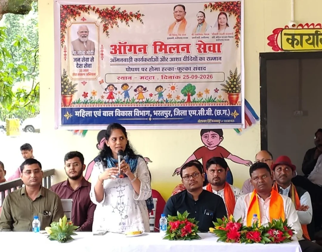 नन्हे-मुन्नों संग जनप्रतिनिधियों ने बांटी खुशियां, मट्टा के आंगनबाड़ी केंद्र में स्नेह से सजा ‘न्योता भोज’ (2)
