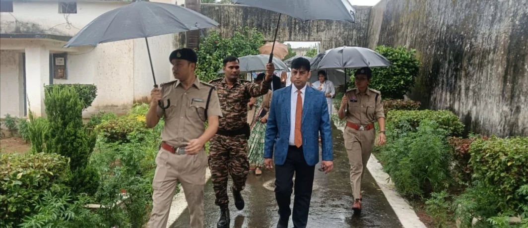 उप जेल मनेंद्रगढ़ में न्यायिक अधिकारियों का औचक निरीक्षण, बंदियों की सुविधाओं और भोजन की गुणवत्ता का लिया जायजा (2)