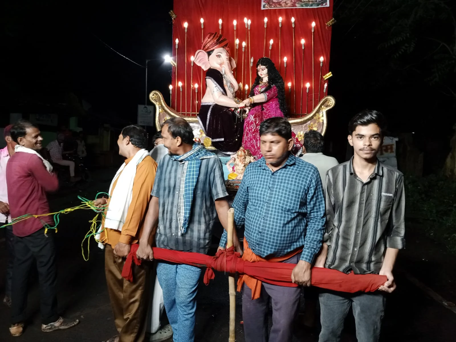 गणपति बप्पा मोरया! 11 दिनों की भक्ति के बाद श्रीराम मंदिर परिसर से धूमधाम से हुई गणेश प्रतिमा की विदाई (2)