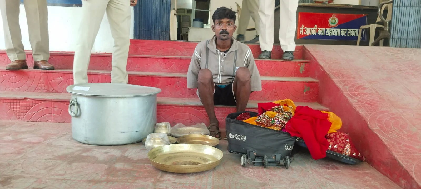 चिरमिरी में चोरी का खुलासा: आरोपी गिरफ्तार, चोरी का सामान और वारदात में प्रयुक्त सब्बल बरामद (2)