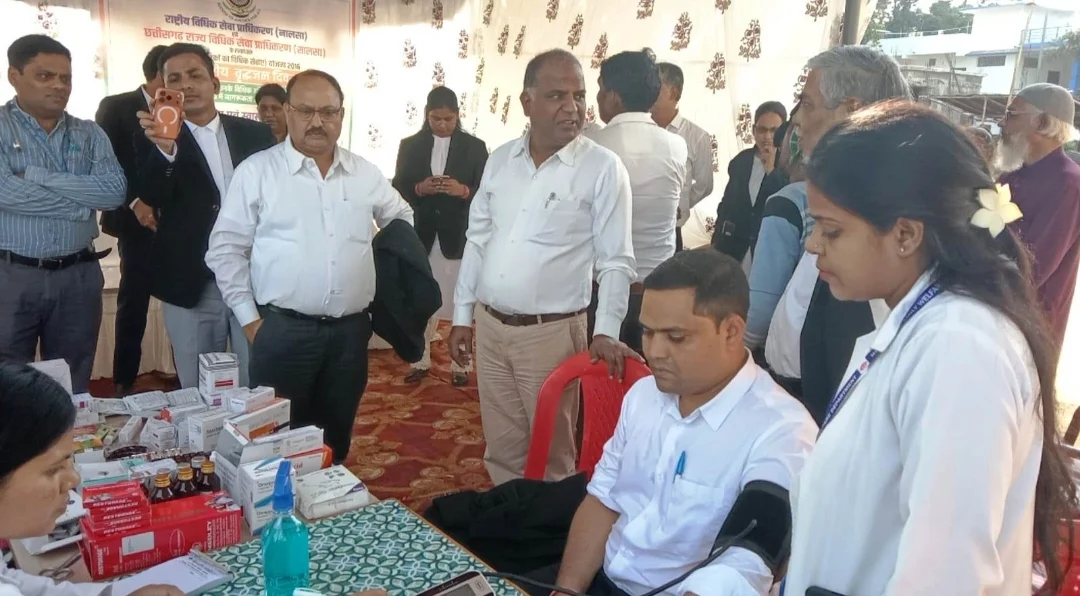 वृद्धजनों के अधिकारों की दी जानकारी, स्वास्थ्य जांच के साथ बांटी गईं जरूरी दवाइयां (2)