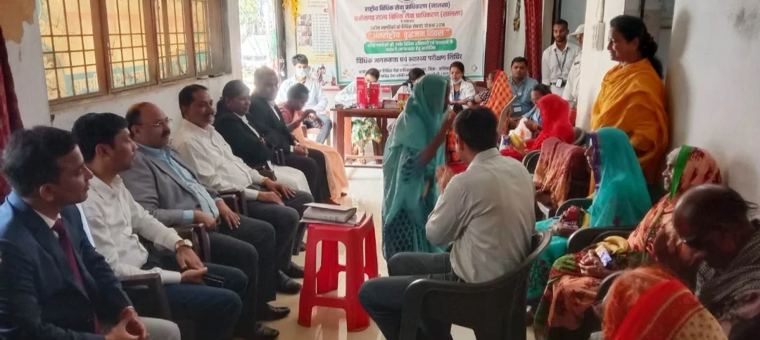 वृद्धजनों के अधिकारों की दी जानकारी, स्वास्थ्य जांच के साथ बांटी गईं जरूरी दवाइयां (2)