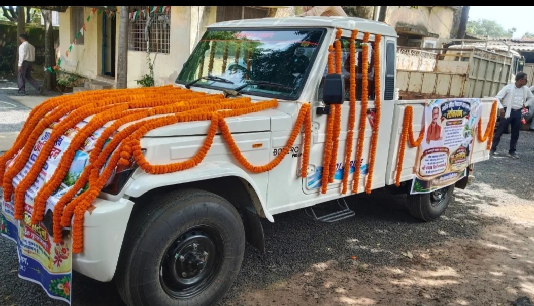 डीएमएफ से पीएचई को मिला नया महिंद्रा पिकअप, दूरस्थ क्षेत्रों में पेयजल योजनाओं की निगरानी को मिलेगी रफ्तार (2)
