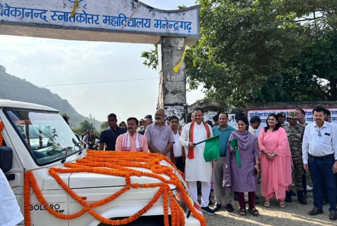 डीएमएफ से पीएचई को मिला नया महिंद्रा पिकअप, दूरस्थ क्षेत्रों में पेयजल योजनाओं की निगरानी को मिलेगी रफ्तार (2)
