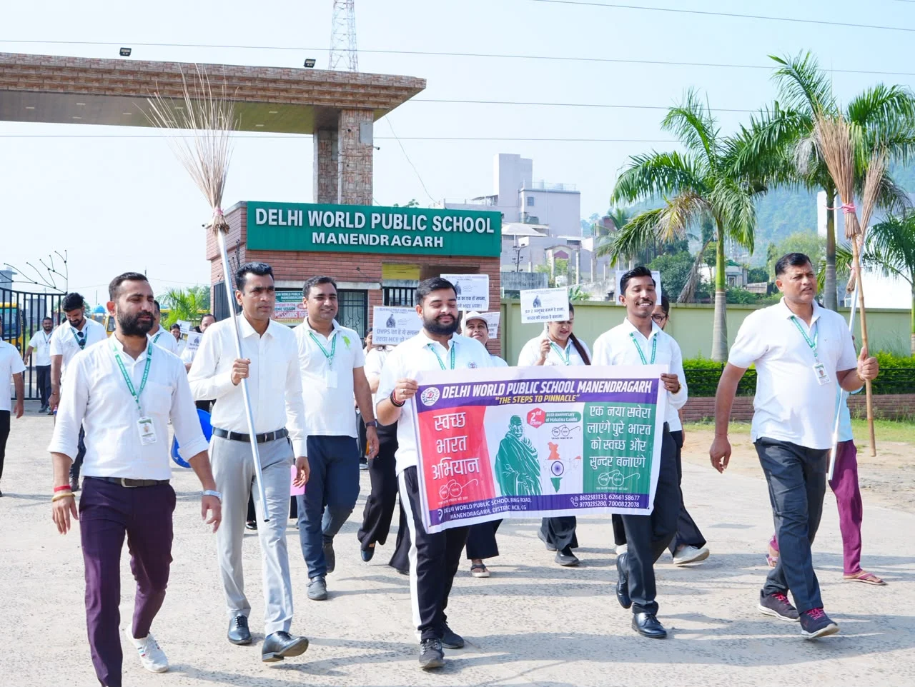दिल्ली वर्ल्ड पब्लिक स्कूल मनेंद्रगढ़ में स्वच्छता दिवस का आयोजन,गांधी जयंती पर शिक्षकों ने श्रमदान से दिया स्वच्छता का संदेश (2)