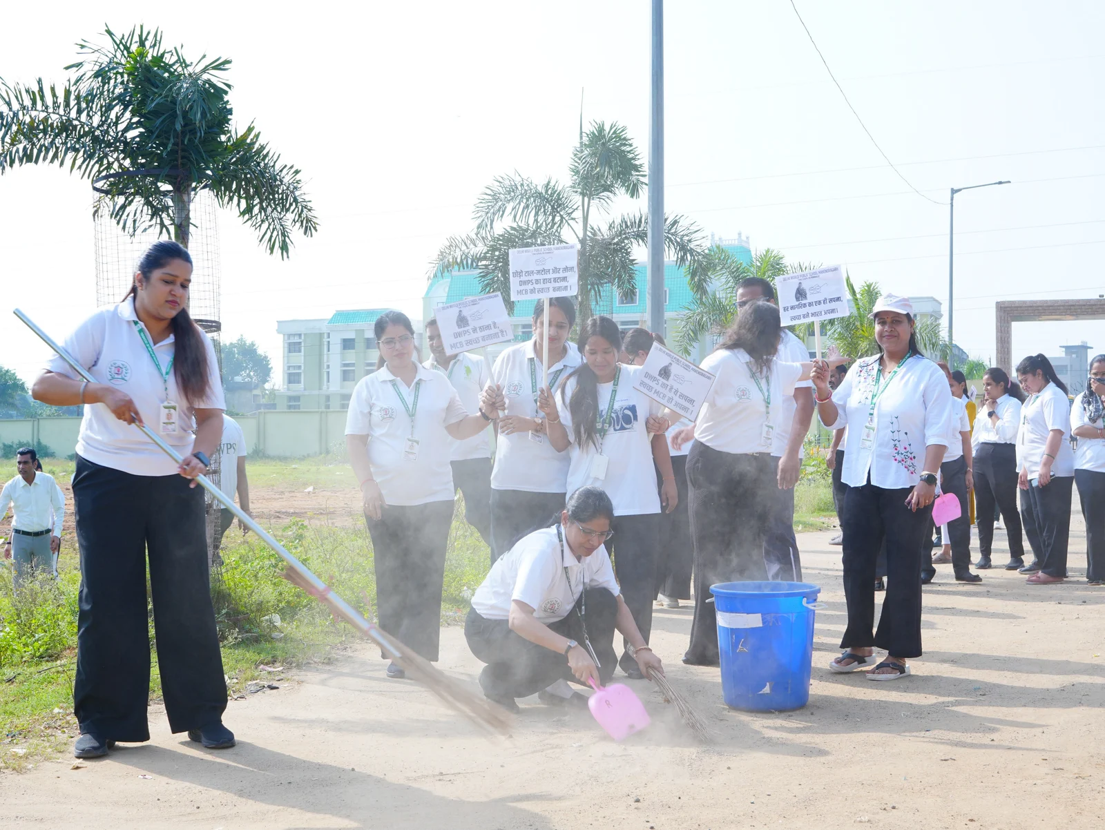 दिल्ली वर्ल्ड पब्लिक स्कूल मनेंद्रगढ़ में स्वच्छता दिवस का आयोजन,गांधी जयंती पर शिक्षकों ने श्रमदान से दिया स्वच्छता का संदेश (2)