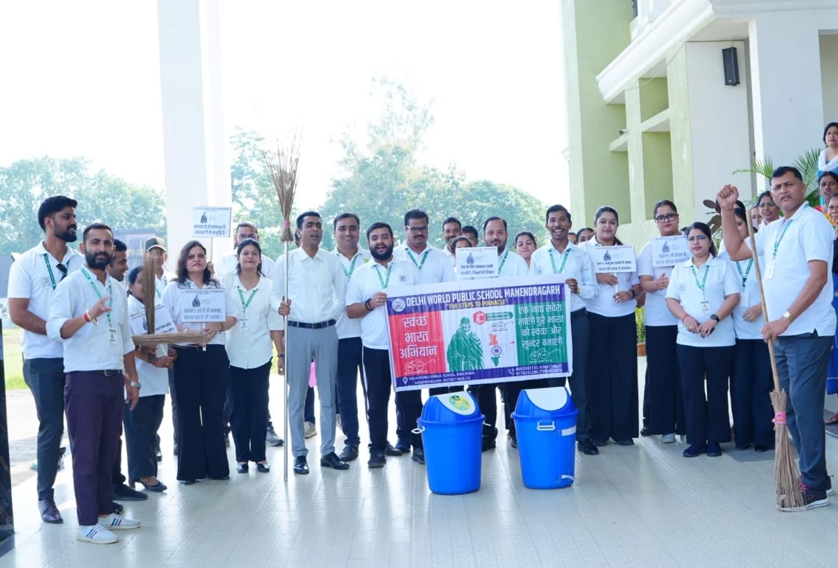 दिल्ली वर्ल्ड पब्लिक स्कूल मनेंद्रगढ़ में स्वच्छता दिवस का आयोजन,गांधी जयंती पर शिक्षकों ने श्रमदान से दिया स्वच्छता का संदेश (2)