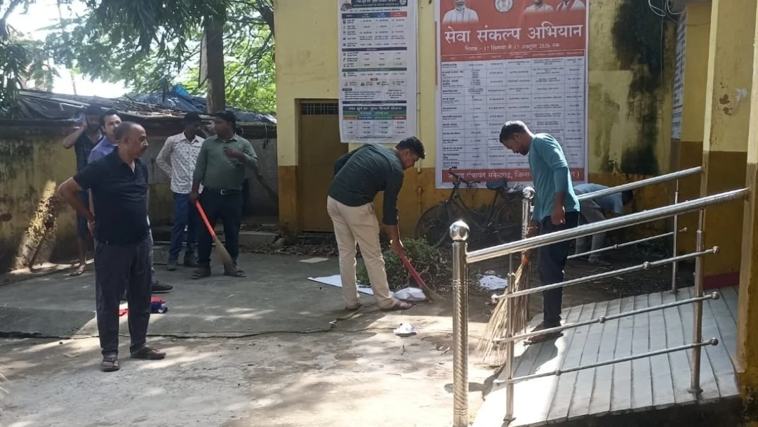 ‘सेवा मेरा योगदान’ से दिया स्वच्छता का संदेश, जनपद पंचायत मनेन्द्रगढ़ में अधिकारियों-कर्मचारियों ने किया श्रमदान (2)