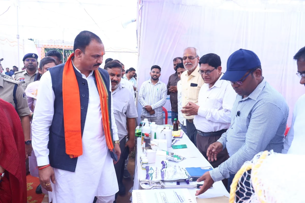 सेवा सेतु अभियान में हितग्राहियों को मिला योजनाओं का लाभ, मंत्री श्याम बिहारी जायसवाल ने किया 16 स्टॉलों का निरीक्षण (2)