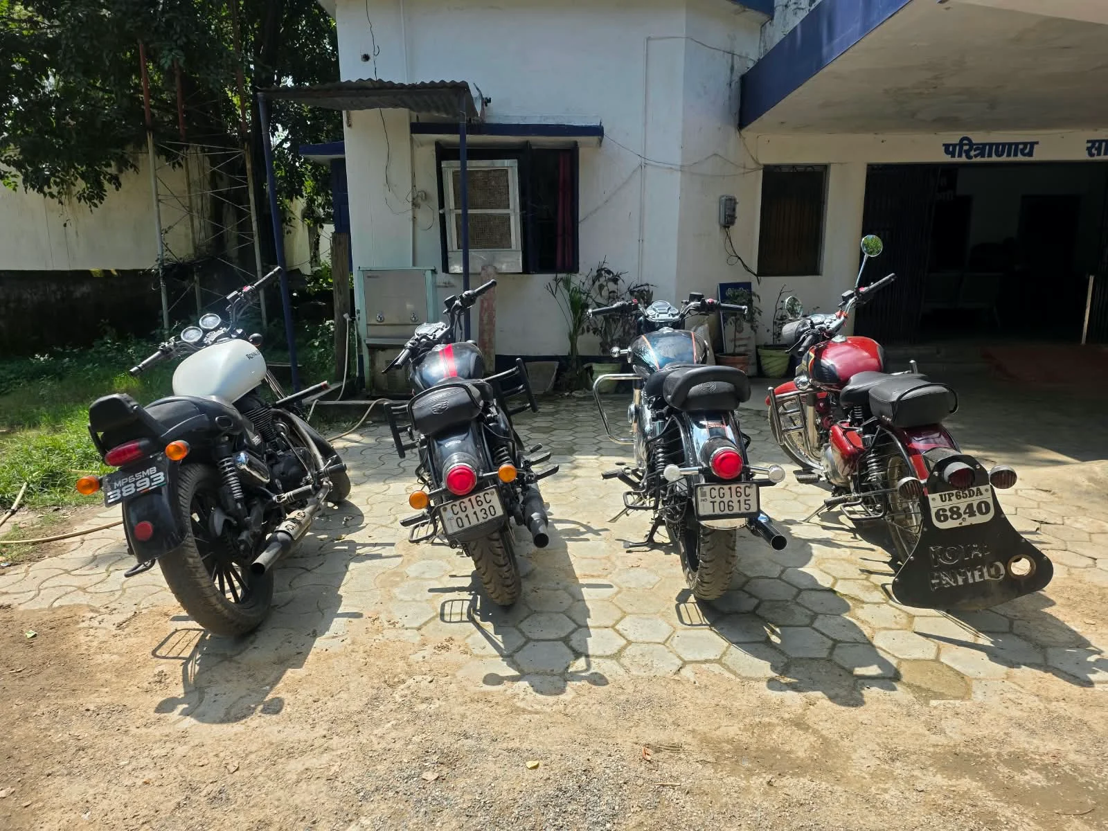 मॉडिफाइड साइलेंसर वाली 4 बुलेट जब्त, 30 मामलों में ₹48,100 का जुर्माना; कोरिया पुलिस का सघन वाहन चेकिंग अभियान (2)
