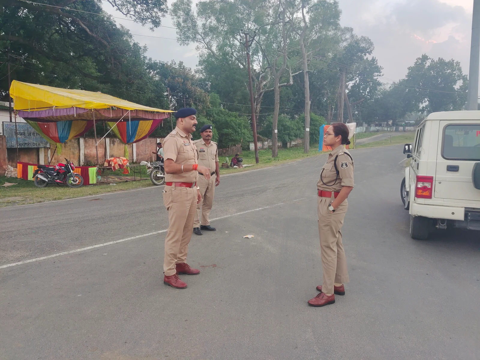 नवरात्रि और दशहरा पर सुरक्षा का पुख्ता इंतजाम, दुर्गा पंडालों व गरबा स्थलों का एसपी रत्ना सिंह ने लिया जायजा (2)