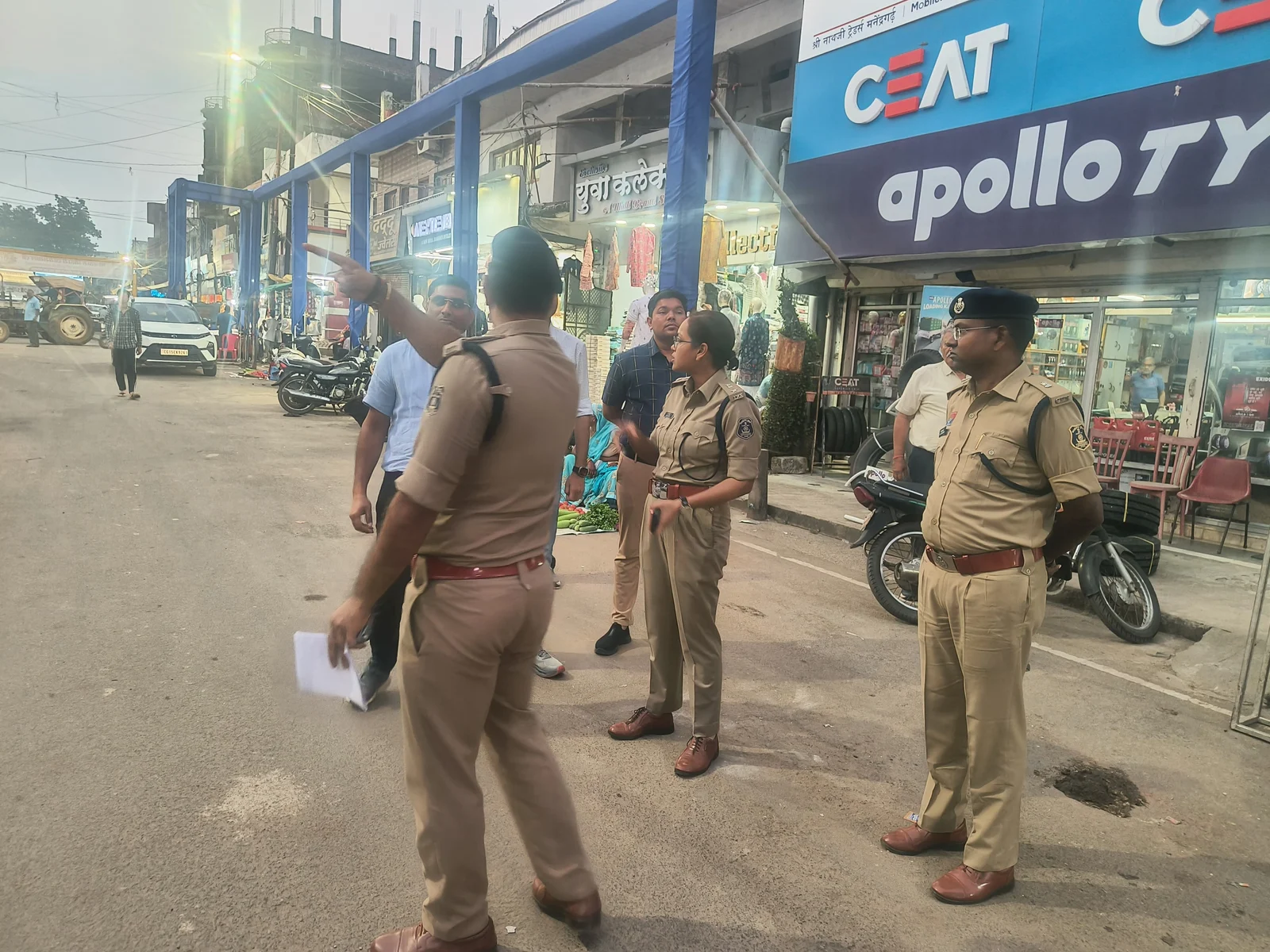 नवरात्रि और दशहरा पर्व को लेकर एमसीबी पुलिस अलर्ट! एसपी रत्ना सिंह ने किया पैदल निरीक्षण, सुरक्षा-यातायात व्यवस्था दुरुस्त रखने के दिए निर्देश (2)