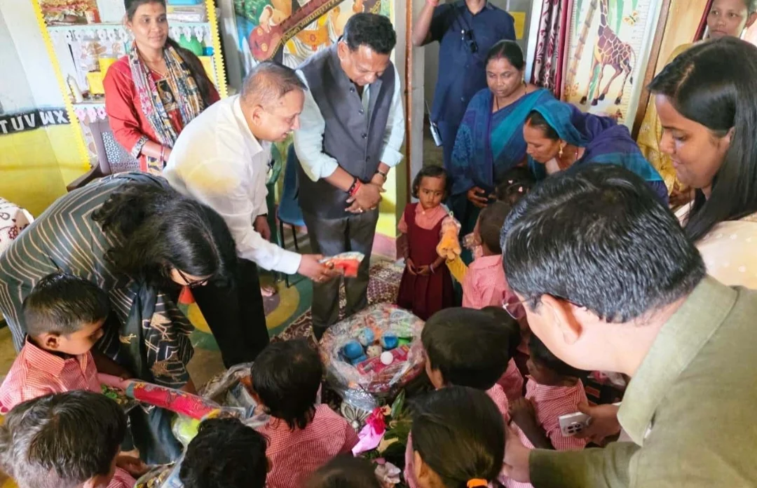 सेवा संकल्प अभियान: संभागायुक्त नरेंद्र दुग्गा ने आंगनबाड़ी के बच्चों को बांटे खिलौने, खेल-खेल में सीखने को मिलेगा बढ़ावा (2)