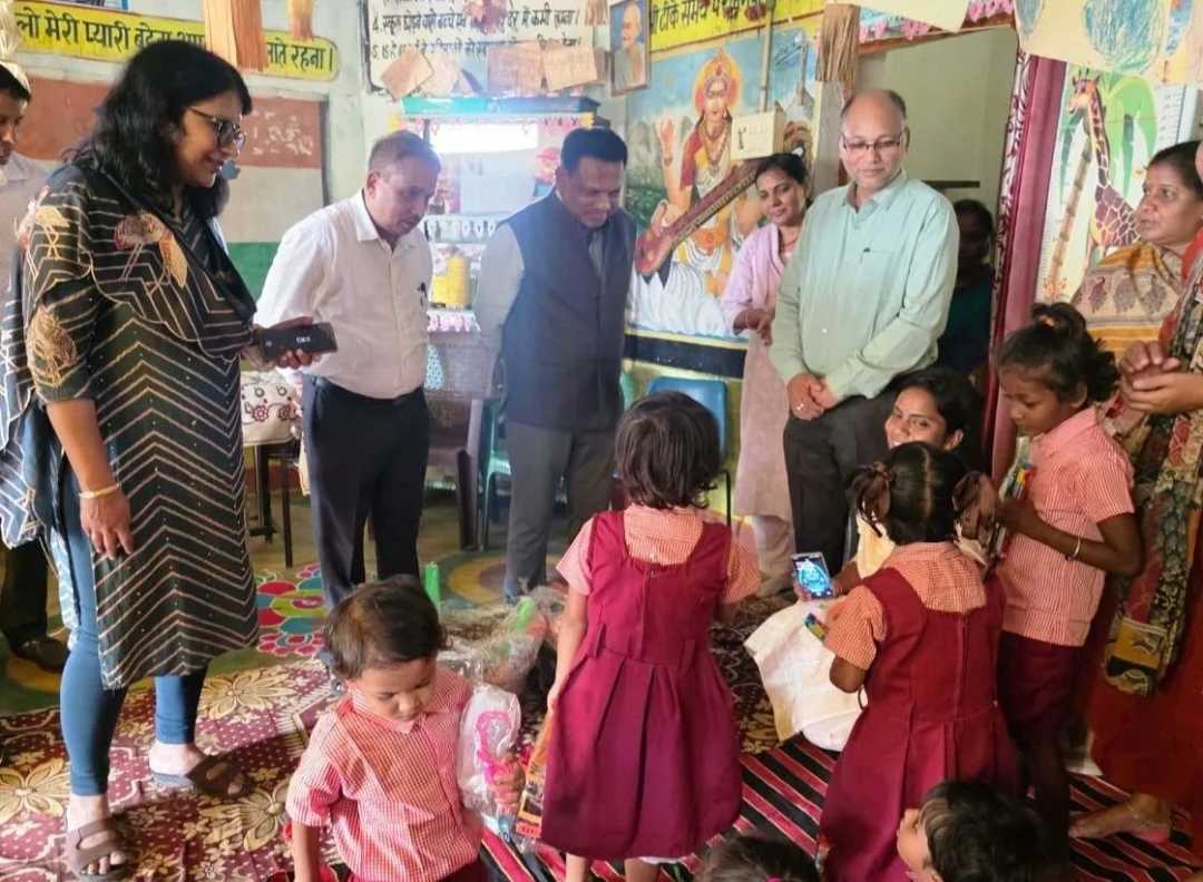सेवा संकल्प अभियान: संभागायुक्त नरेंद्र दुग्गा ने आंगनबाड़ी के बच्चों को बांटे खिलौने, खेल-खेल में सीखने को मिलेगा बढ़ावा (2)