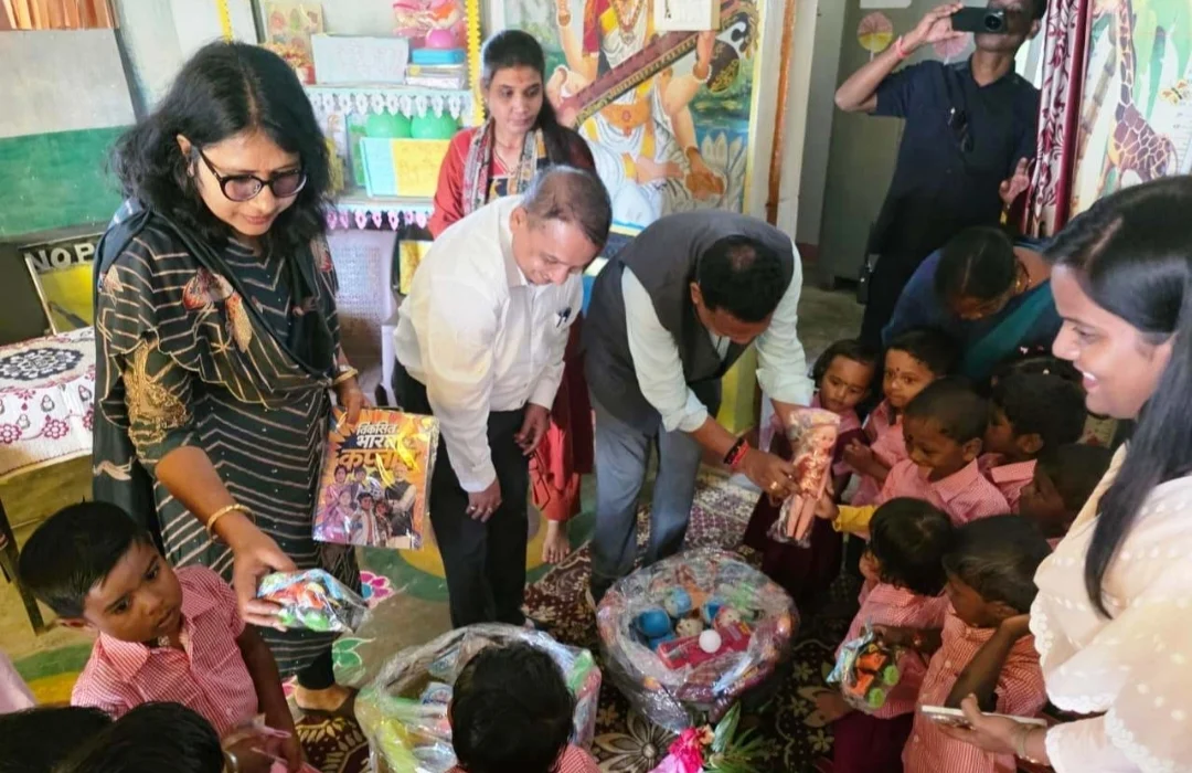 सेवा संकल्प अभियान: संभागायुक्त नरेंद्र दुग्गा ने आंगनबाड़ी के बच्चों को बांटे खिलौने, खेल-खेल में सीखने को मिलेगा बढ़ावा (2)