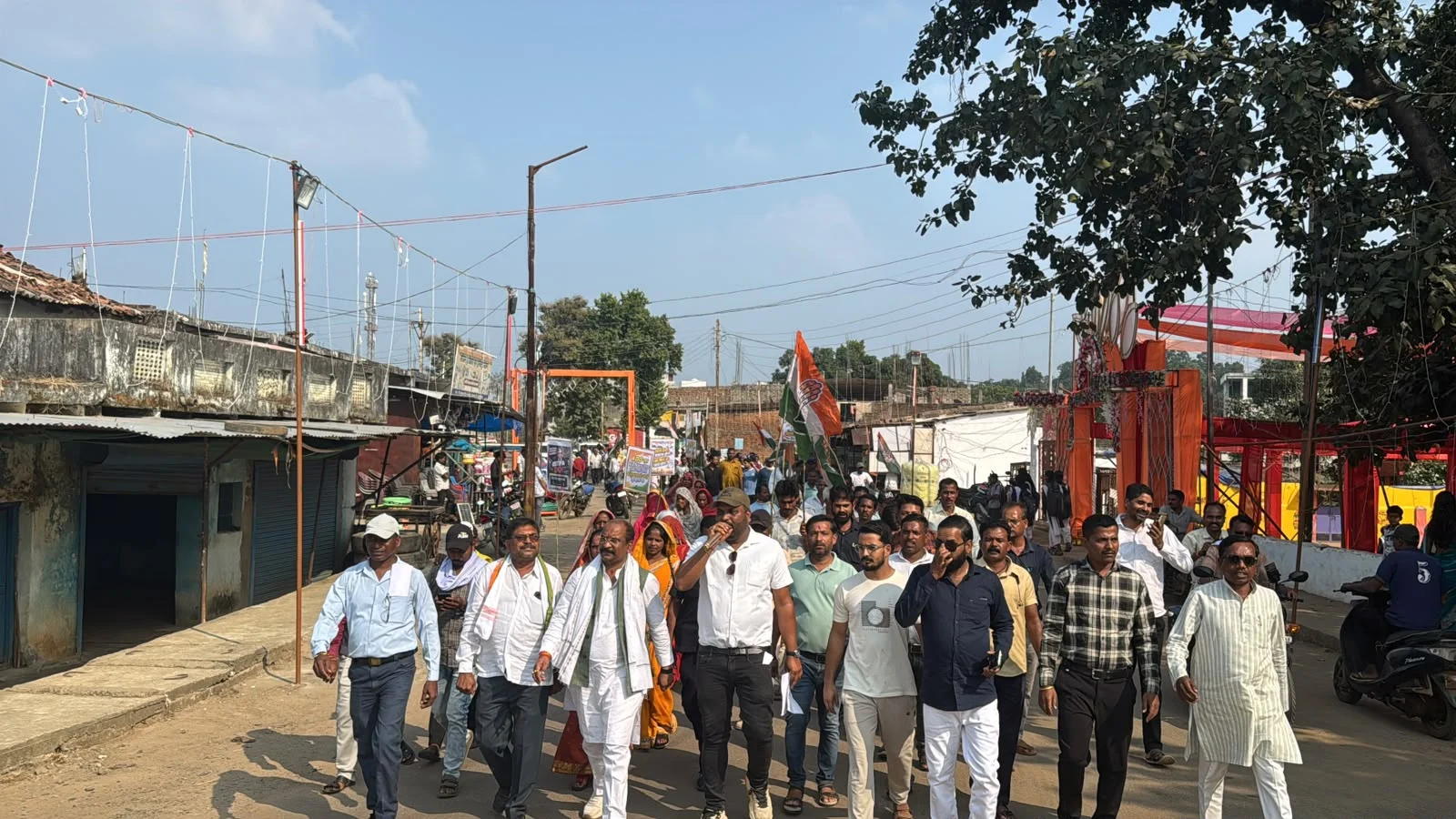 जनकपुर में कांग्रेस का प्रदर्शन: ‘वोट चोर गद्दी छोड़’ के नारों से गूंजा क्षेत्र, बजरंग दल के 24 कार्यकर्ताओं ने थामा कांग्रेस का हाथ (2)