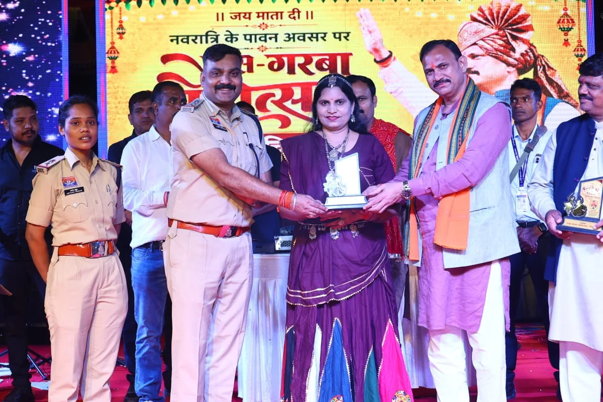 भक्ति, संस्कृति और गरबा की थाप से गूंजा चिरमिरी, भव्य आयोजन के साथ विदा हुआ ‘पंखिड़ा-2026’ (2)