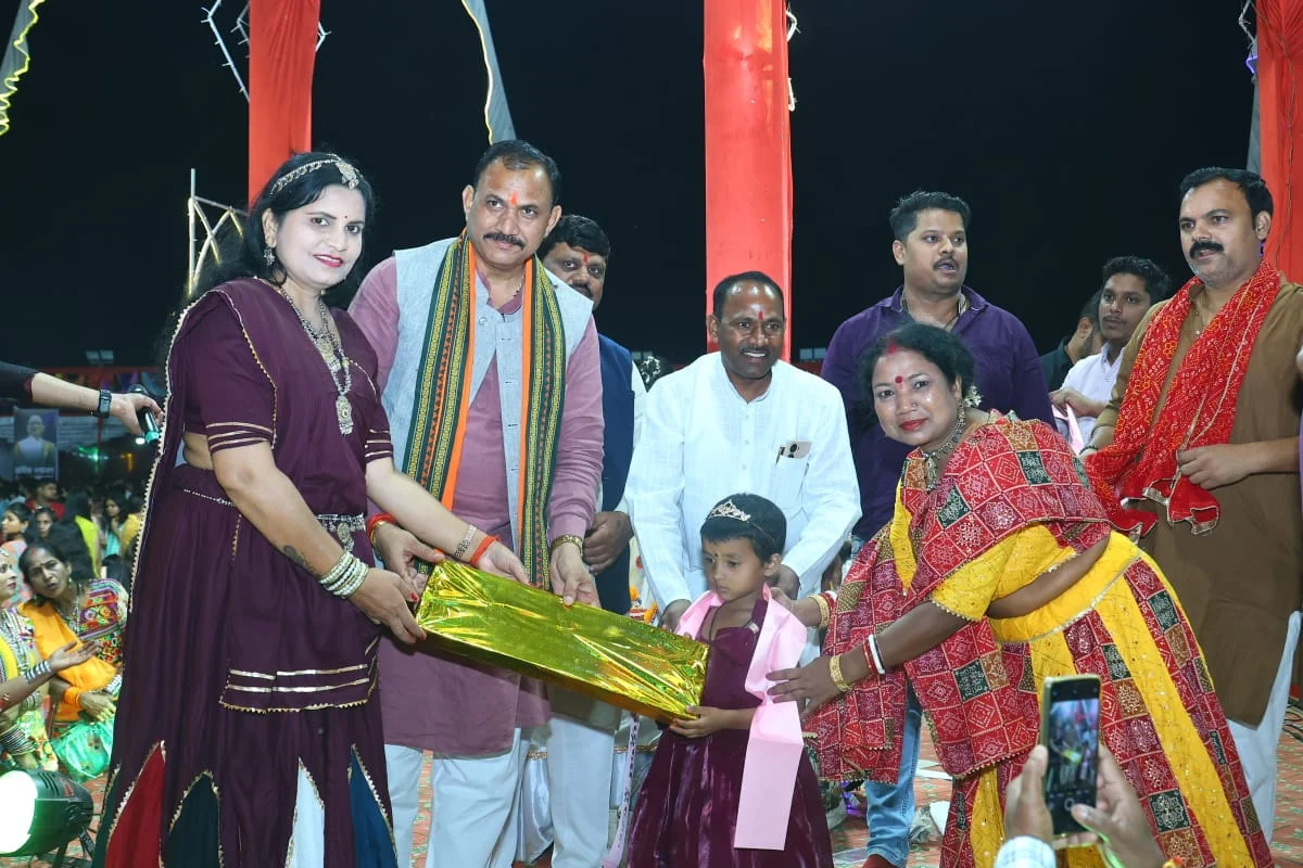 भक्ति, संस्कृति और गरबा की थाप से गूंजा चिरमिरी, भव्य आयोजन के साथ विदा हुआ ‘पंखिड़ा-2026’ (2)