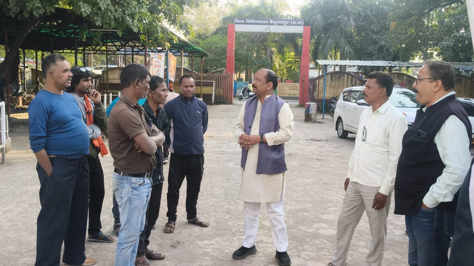 जमदुआरी घाट हादसा: घायलों से मिलने जिला अस्पताल पहुंचे पूर्व विधायक गुलाब कमरो, पीड़ितों के लिए मुआवजे की मांग (2)