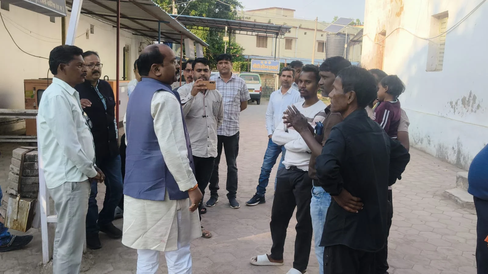 जमदुआरी घाट हादसा: घायलों से मिलने जिला अस्पताल पहुंचे पूर्व विधायक गुलाब कमरो, पीड़ितों के लिए मुआवजे की मांग (2)