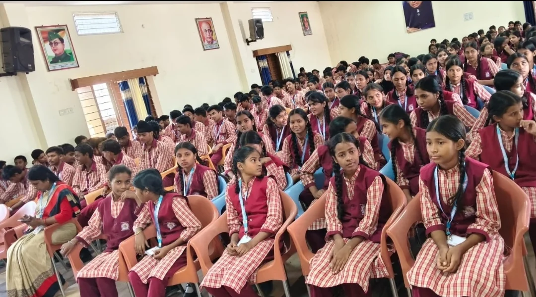 मनेन्द्रगढ़ में सुरक्षित बचपन अभियान: 204 विद्यार्थियों को पॉक्सो एक्ट और बाल सुरक्षा के प्रति किया जागरूक (2)