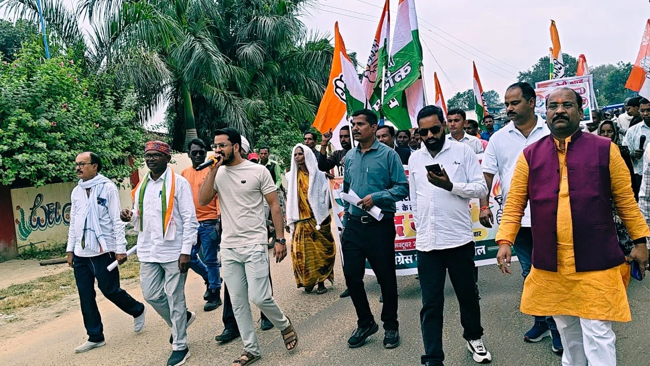 कोटाडोल में ‘वोट बचाओ–देश बचाओ’ की गूंज, कांग्रेस ने निकाली पदयात्रा; तहसीलदार को सौंपा ज्ञापन (2)