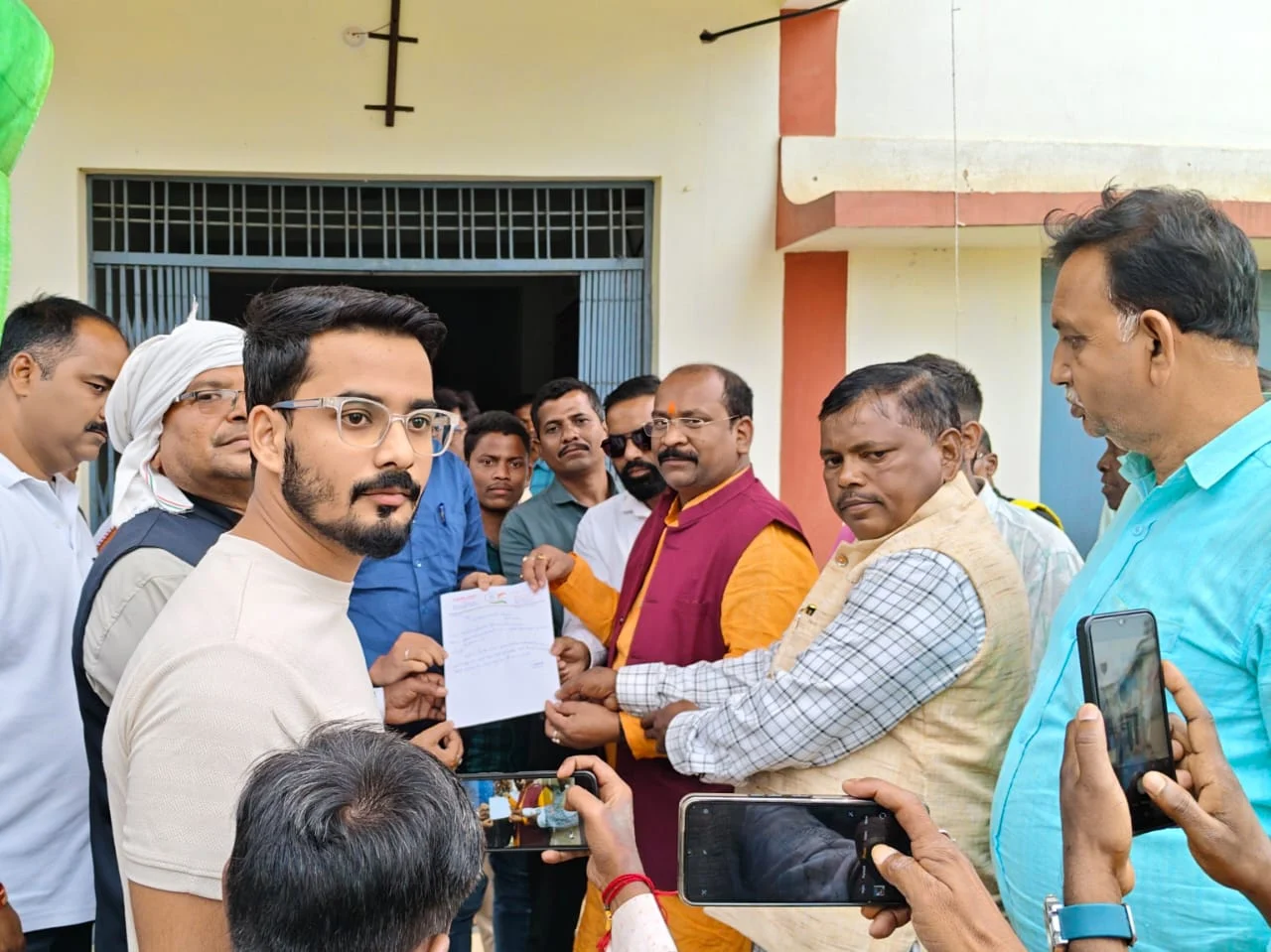 कोटाडोल में ‘वोट बचाओ–देश बचाओ’ की गूंज, कांग्रेस ने निकाली पदयात्रा; तहसीलदार को सौंपा ज्ञापन (2)